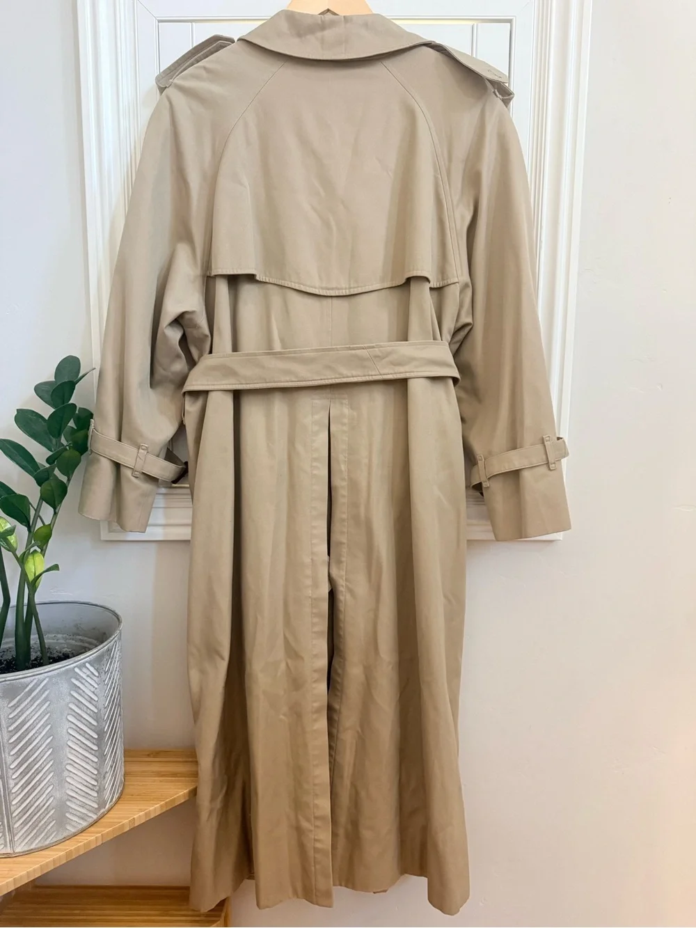 Burberry Vintage Beige Classic Double-Breasted Trench Coat with Signature Lining - Picture 4 of 6